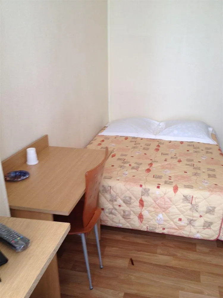 Au Royal Mad 3* Parigi